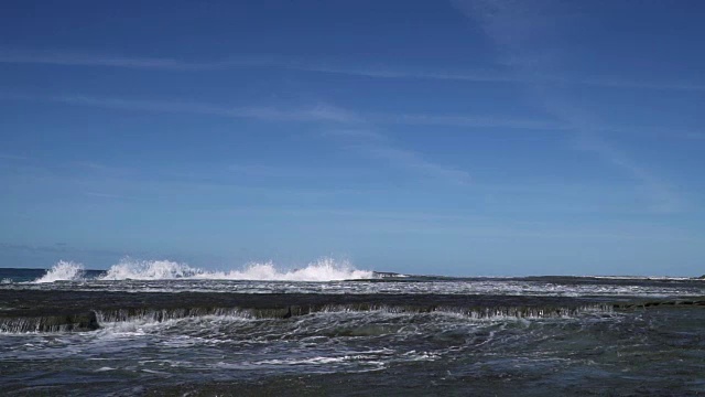 慢镜头海浪撞击海岸岩石，溅起巨大水花视频素材