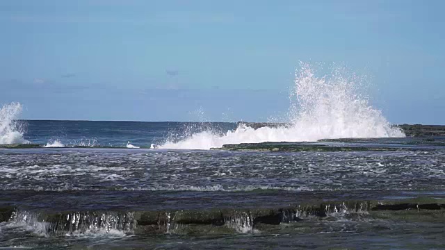 慢镜头海浪撞击海岸岩石，溅起巨大水花视频素材