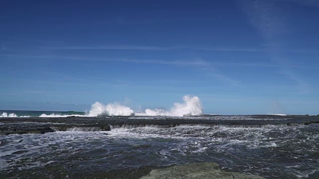 慢镜头海浪撞击海岸岩石，溅起巨大水花视频素材