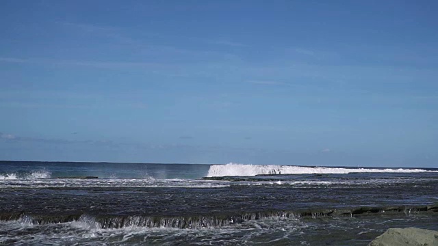 慢镜头海浪撞击海岸岩石，溅起巨大水花视频素材