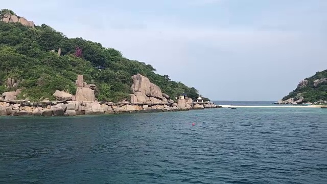 海边的一天与岛屿和蓝色波浪的海背景的自然。视频素材