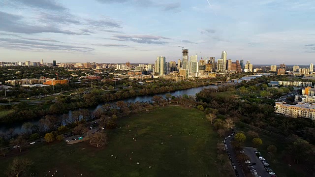 远离美国德克萨斯州奥斯汀的天际线背景和成群结队的人在Zilker公园视频素材