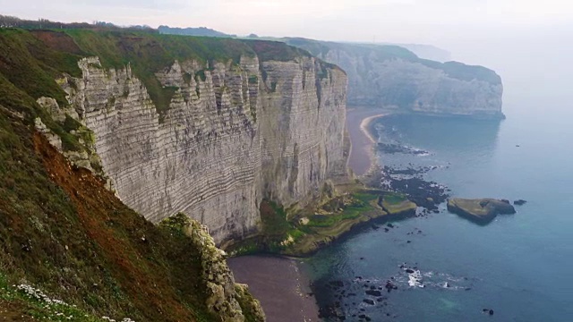 岩石峭壁和大海视频素材