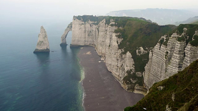 岩石峭壁和大海视频素材