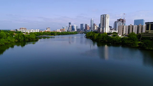 奥斯汀德克萨斯的城镇湖阳光早晨天际线城市景观反射视频素材