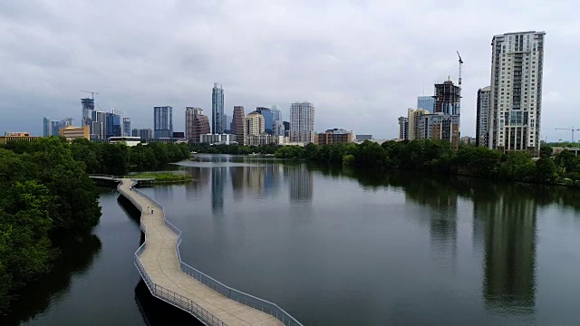 滨江人行天桥倒映着市中心的天际线，城市风景，城镇湖泊视频素材