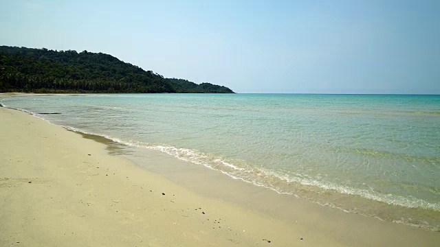 天堂岛上美丽的热带海滩和大海，还有椰子树视频素材