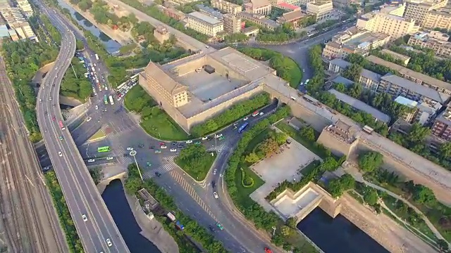 T/L鸟瞰图，东城墙周边交通和城市景观/中国陕西西安视频素材