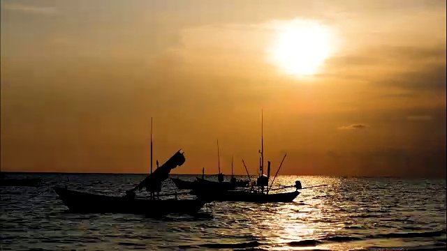 日落时分，海面上漂浮着一艘渔船视频素材