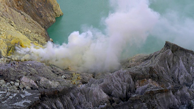 卡瓦伊真火山有硫磺烟雾和酸性火山口湖。UHD 4 k视频素材