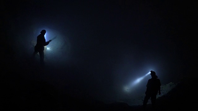 夜里在伊真火山开采硫磺的矿工。印度尼西亚东爪哇的卡瓦伊真火山视频素材