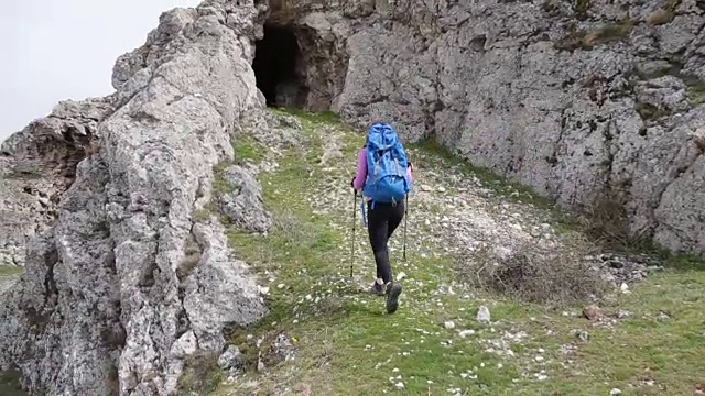 徒步旅行者在山上探险视频素材