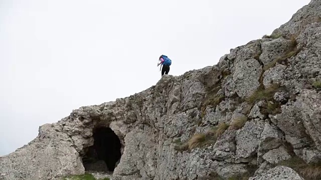 爬上山顶视频素材