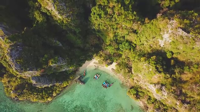 无人机拍摄的热带玛雅湾和石灰岩悬崖，皮皮岛，泰国视频素材