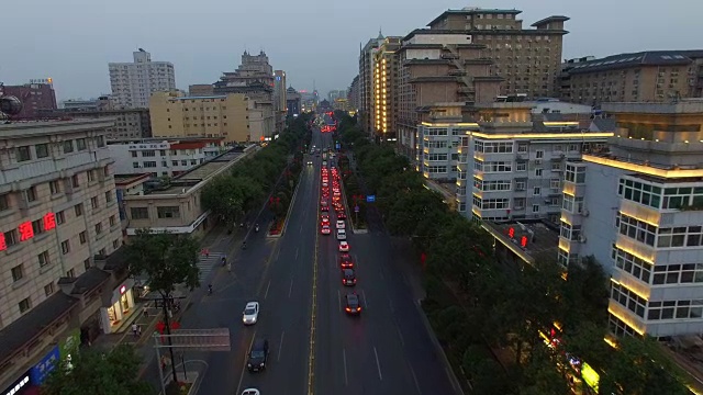 日落时分，航拍道路上的交通和城市景观/中国西安视频素材