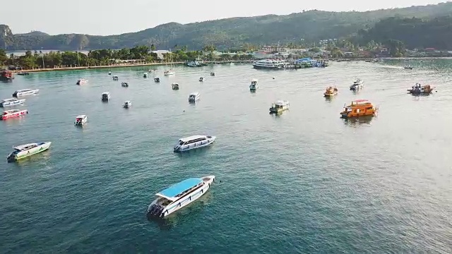 无人机拍摄的热带玛雅湾和石灰岩悬崖，皮皮岛，泰国视频素材