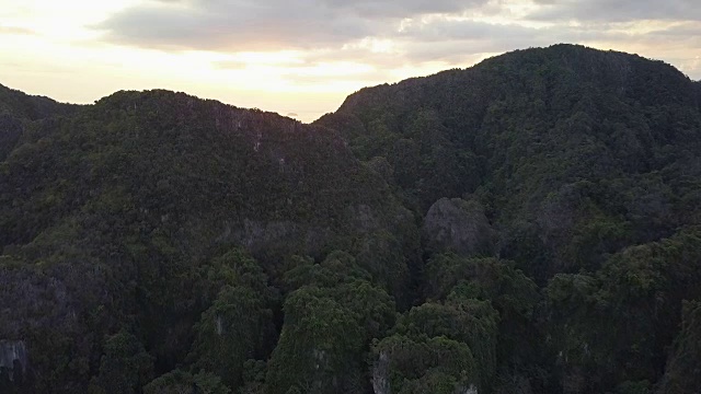 空中摄影:在宁静的夏日早晨，在美丽的石灰岩喀斯特岛上空飞行。视频素材