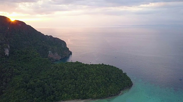 空中摄影:在一个色彩斑斓的夏日早晨，在一个充满异国情调的荒岛上空飞行。视频素材