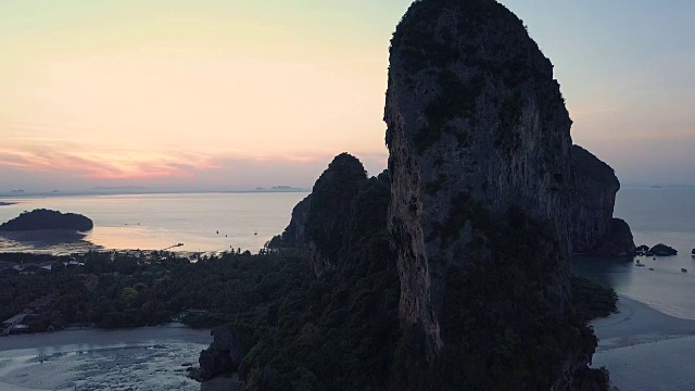 天线:美丽的夏季日落照亮了海滩附近的石灰岩悬崖。视频素材