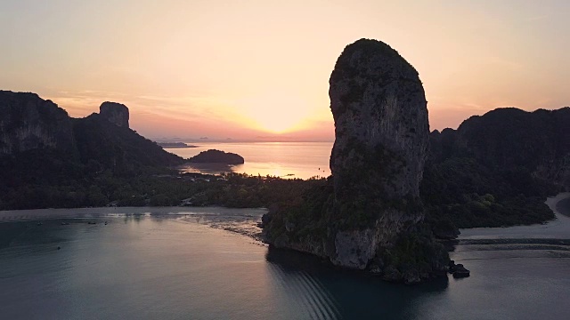 在壮观的夏夜低潮时，在空旷的沙滩上飞行视频素材