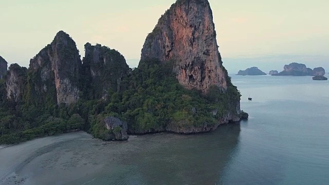 天线:海滩边的巨大喀斯特悬崖被美丽的夏日日落所照亮。视频素材