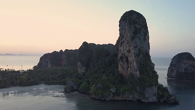 空中摄影:在一个充满异国情调的宁静岛屿上，环绕着一个令人惊叹的石灰岩岩层飞行。视频素材