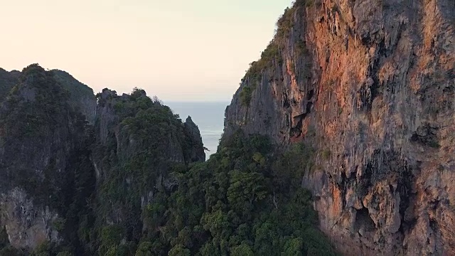 航拍:接近令人叹为观止的石灰岩悬崖，俯瞰浩瀚的蓝色海洋视频素材