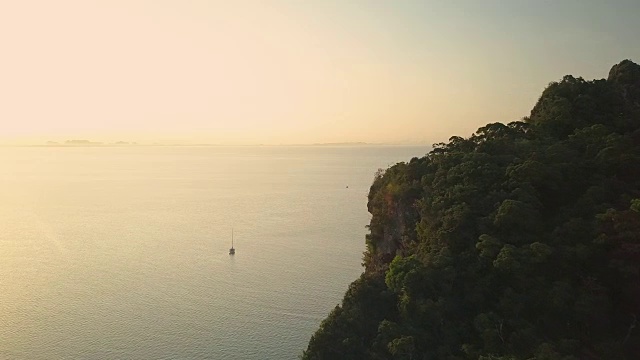 天线:孤独的帆船在平静的海面上驶向遥远的异国岛屿视频素材