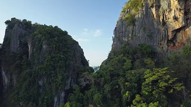 空中的石灰岩景观覆盖着茂盛的植被，隐藏着美丽的海景视频素材