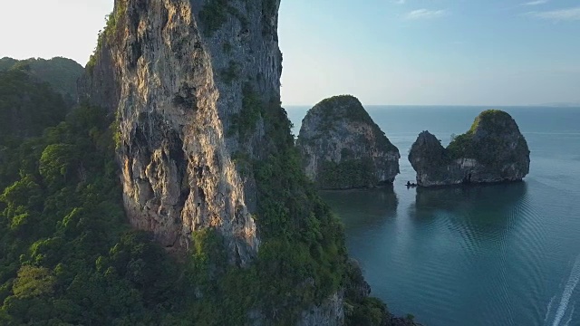 航拍:在海边一个美丽的早晨，在巨大的岩石悬崖上飞行。视频素材