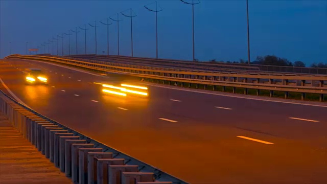 公路交通车辆在夜间时间流逝。汽车行驶在道路上的桥晚上延时。视频素材