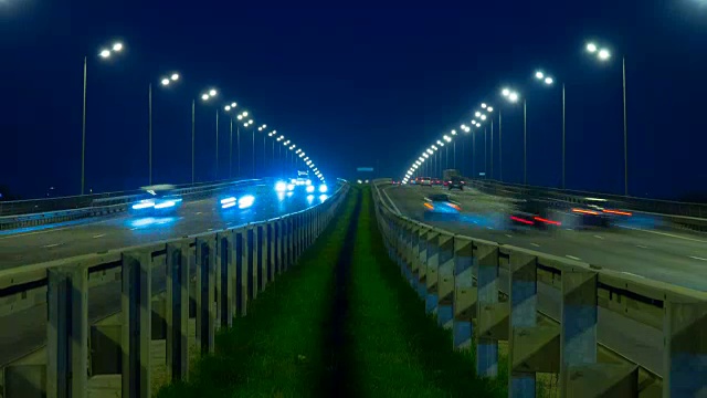 公路交通车辆在夜间时间流逝。汽车在桥上行驶的晚上时间流逝。4 k UHD视频素材