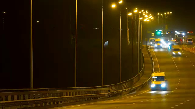 公路交通车辆在夜间时间流逝。汽车在桥上行驶的晚上时间流逝。4 k UHD视频素材