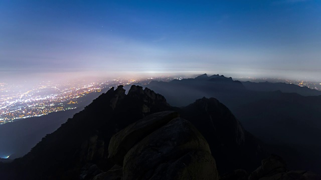 首尔的夜景和云海视频素材