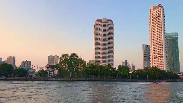 泰国曼谷市中心湄南河特快游船之旅视频素材