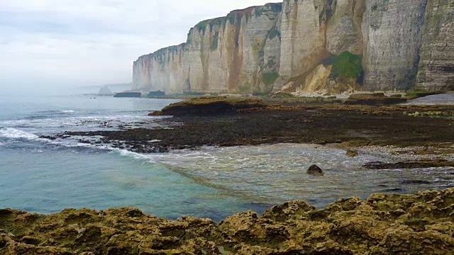 岩石峭壁和大海视频素材