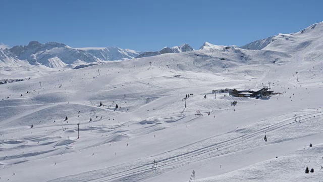 冬季在山上的滑雪胜地与明亮的阳光视频素材