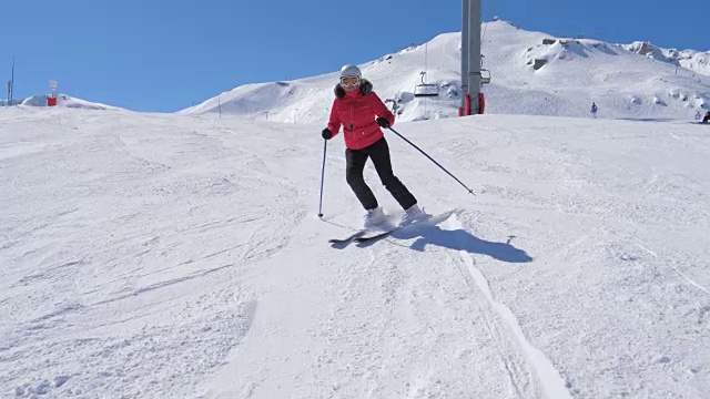 成熟的胖女人高山滑雪专业雕刻下山的山坡在山上视频素材