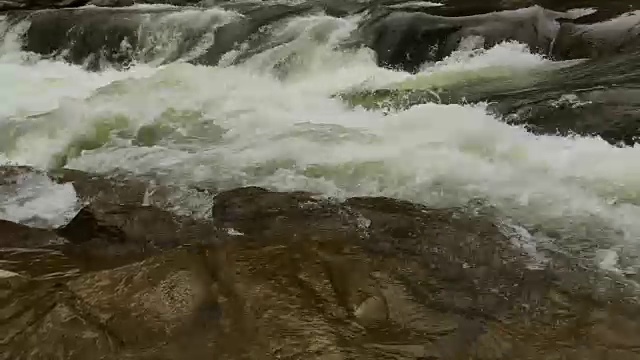 清澈的河水流淌着。视频素材