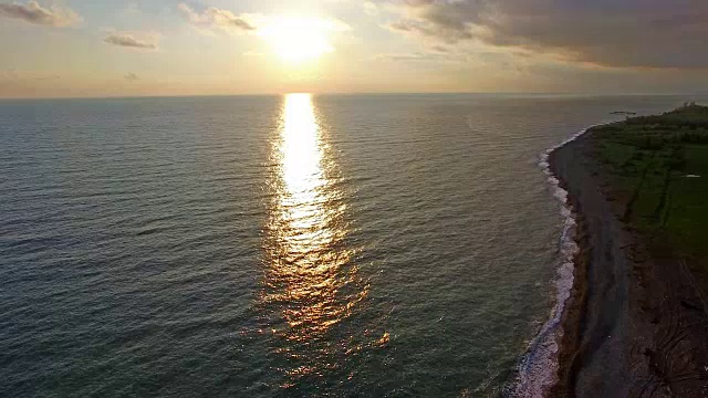 日落时对海岸线的航空测量。视频素材