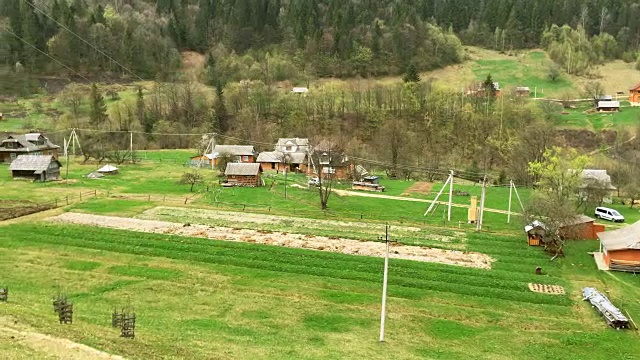 喀尔巴阡山脉一个山村的全景。视频素材