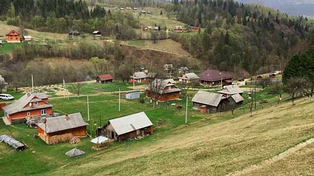 喀尔巴阡山脉一个山村的全景。视频素材