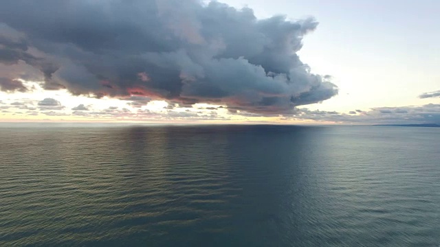 天空下的海景鸟瞰图。视频素材