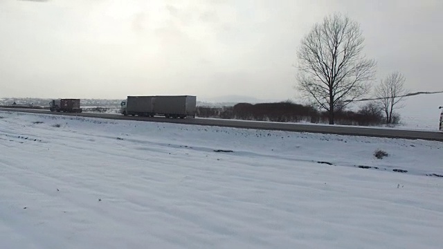 航拍卡车在雪地里行驶的冬季道路。视频素材