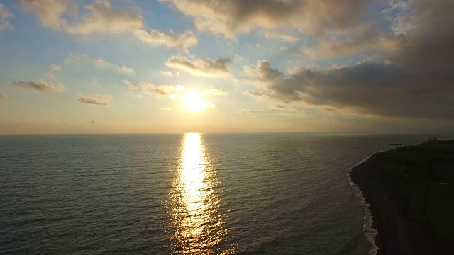 日落时对海岸线的航空测量。视频素材