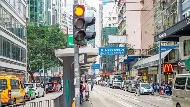 香港市中心人们在电车站等待铁轨的4K时间间隔。人们在过马路视频素材