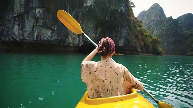 下龙湾的女子皮划艇视频素材