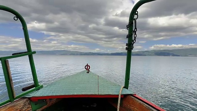 冒险的背景。泰国传统木船在奥赫里德湖平静的水面上移动视频素材