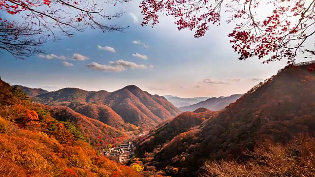 najang山(名山)的秋叶景观和白egyangsa(佛宫)视频素材