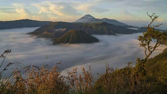 爪哇岛上的古农布罗莫火山的延时镜头视频素材